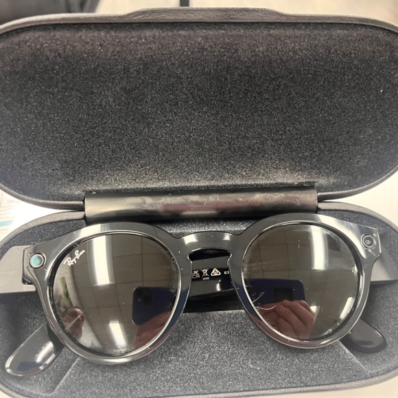 RAY-BAN STORIES SMART SUNGLASSES - Picture 3 of 3